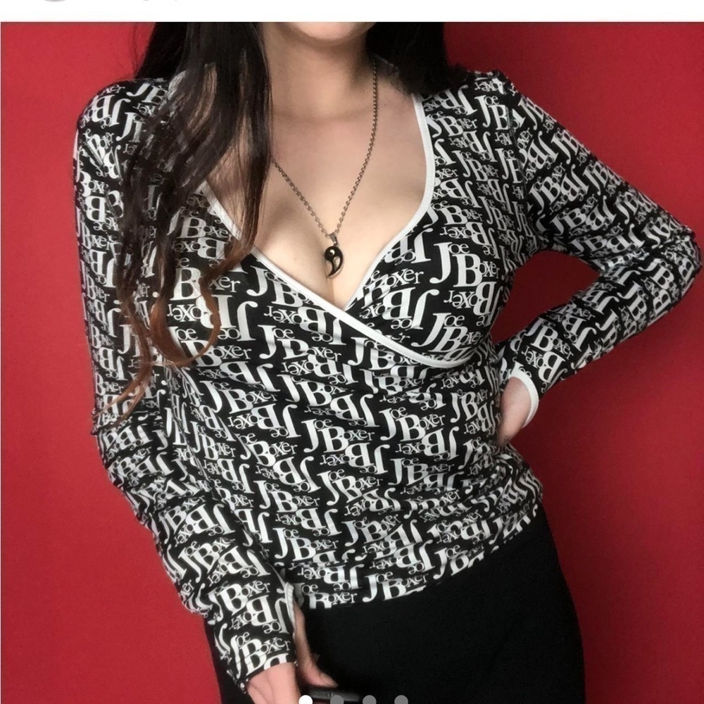 Adorable athletic joe boxer long sleeve with lil emo thumb holes 🤍🖤